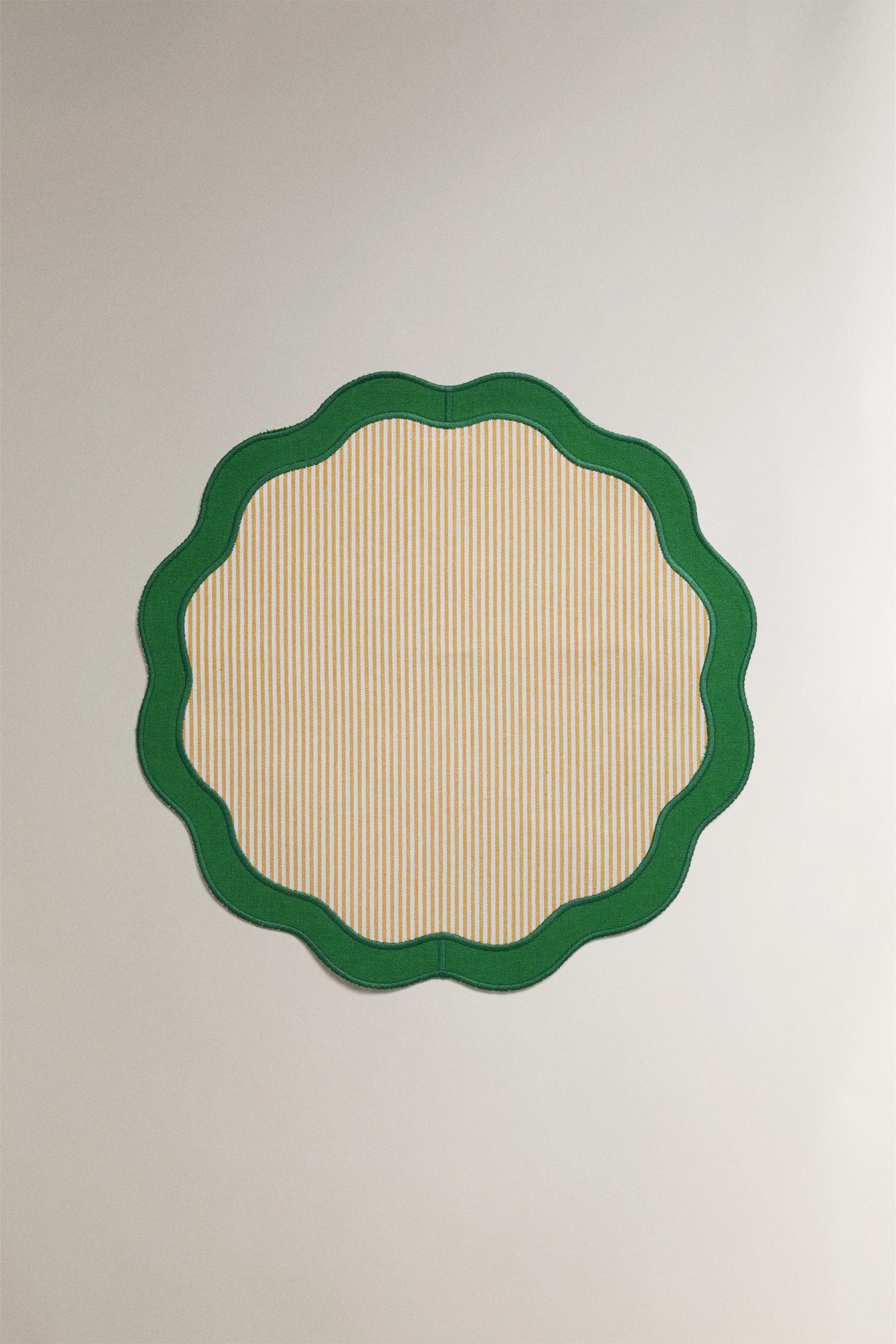 STRIPED PLACEMAT WITH SCALLOPED EDGE